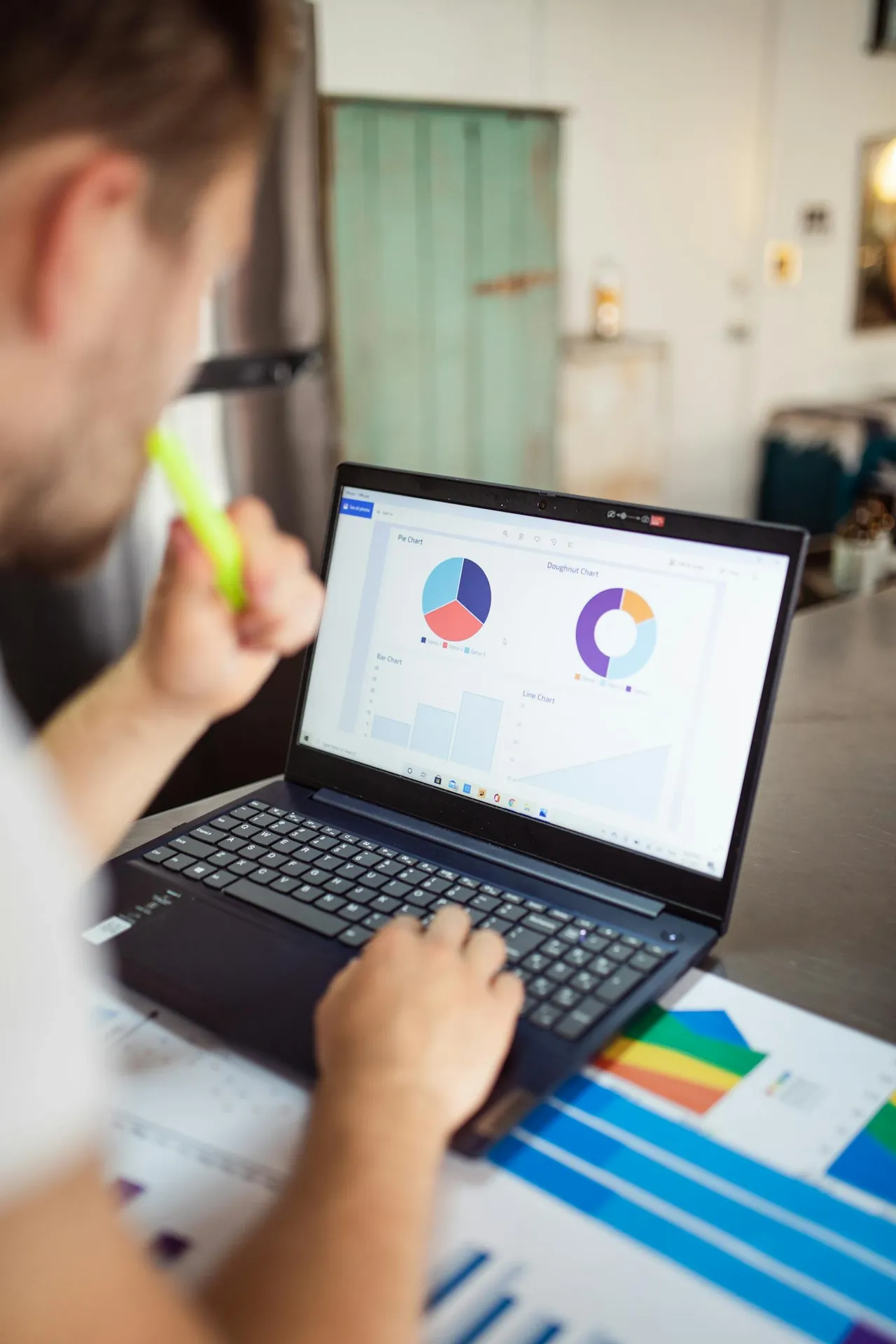 Person arbeitet an einem Laptop mit Analyseansicht auf dem Bildschirm.